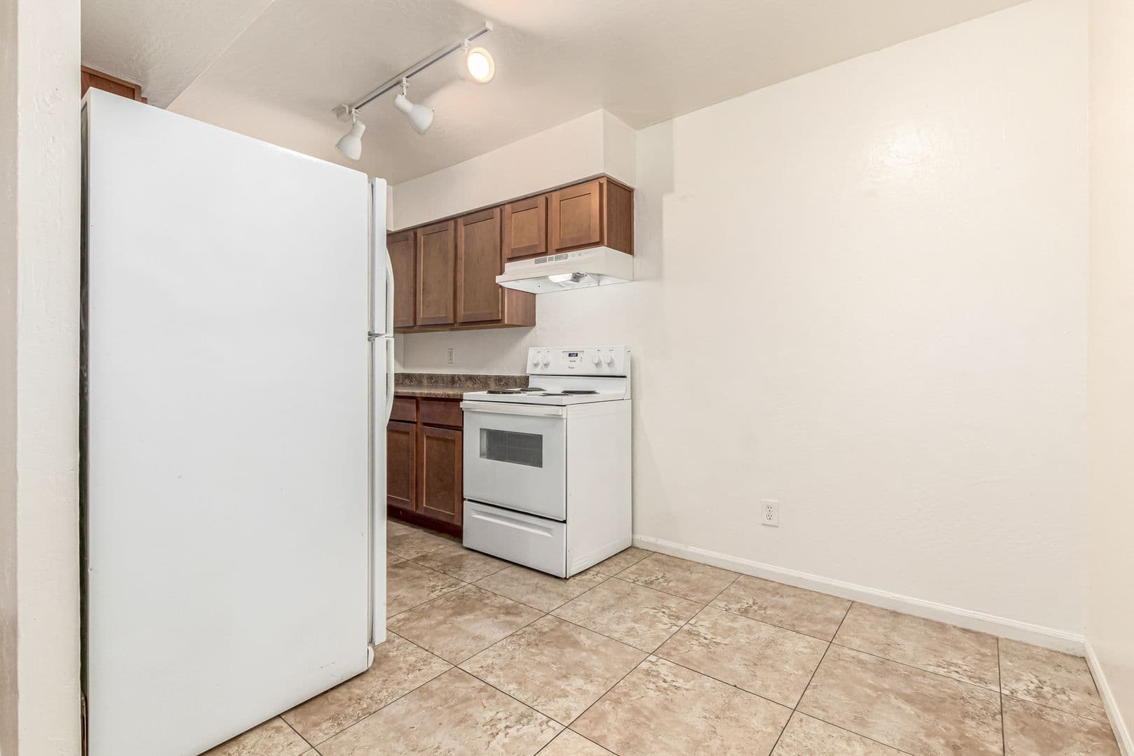 Phoenix Apartment: 3325 E Pinchot Ave