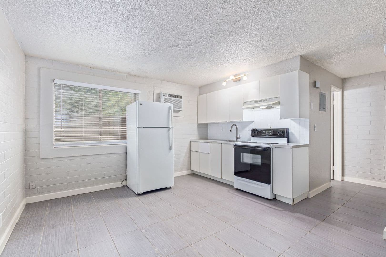 Phoenix Apartment: 901 E. Pierce St.