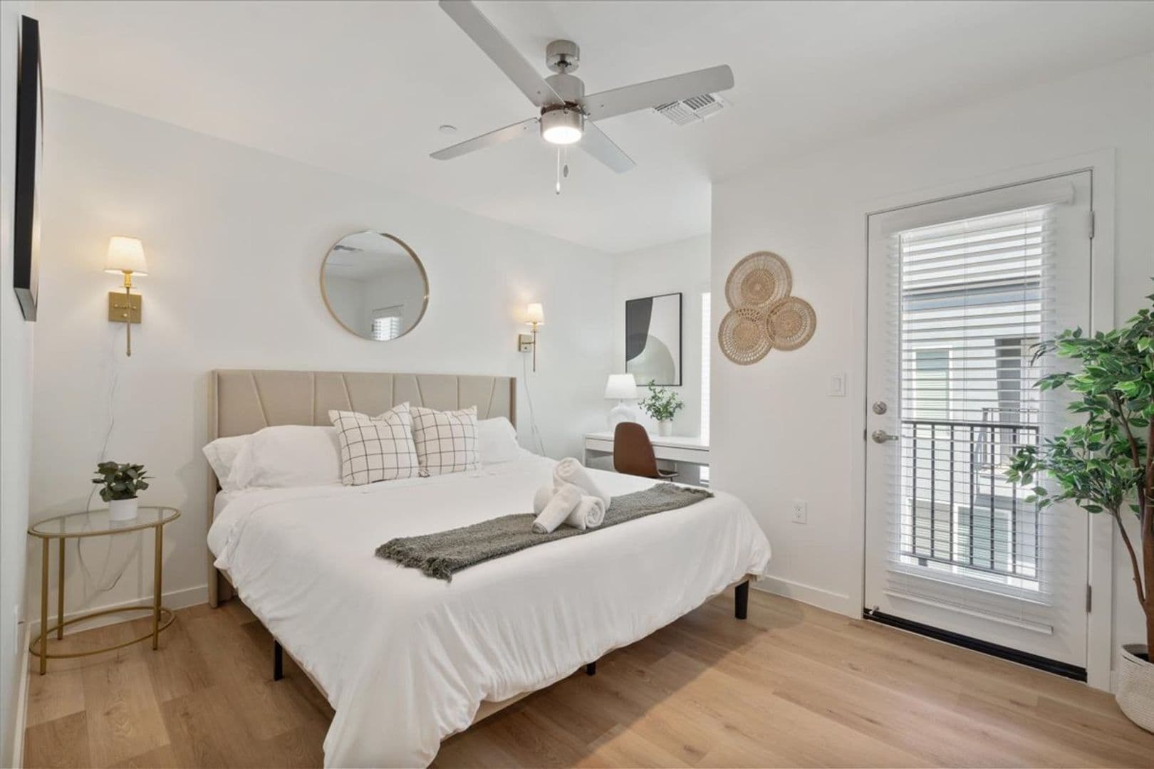 Phoenix Apartment: 1818 W Earll Dr