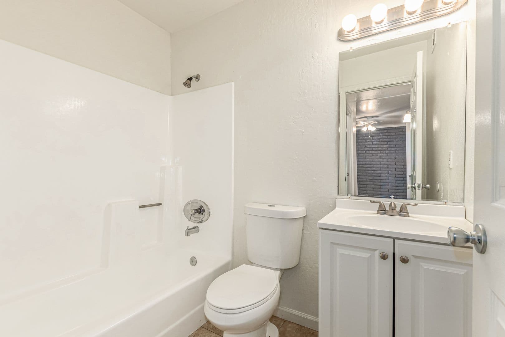 Phoenix Apartment: 3325 E Pinchot Ave