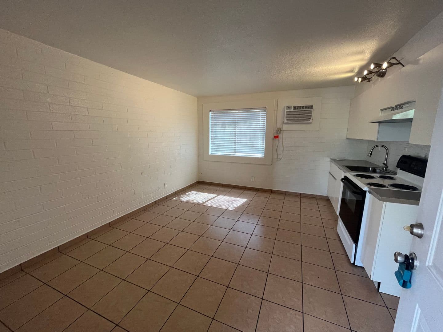 Phoenix Apartment: 901 E. Pierce St.