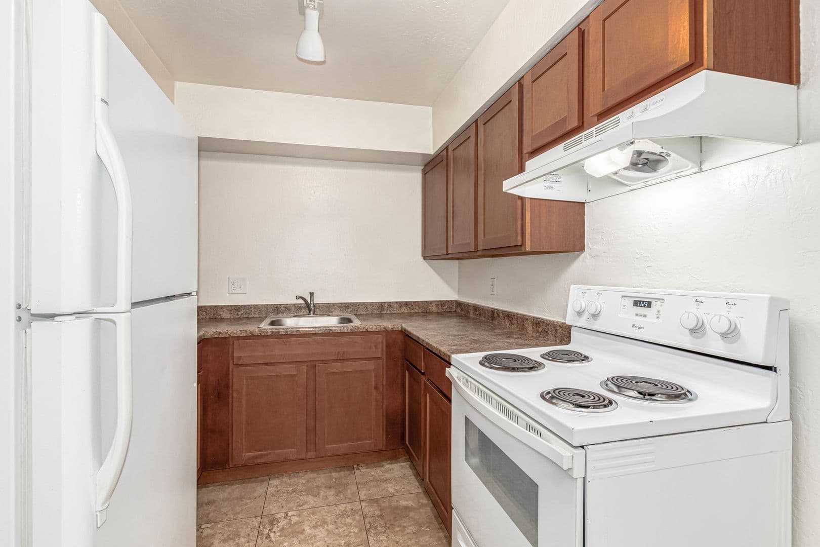 Phoenix Apartment: 3325 E Pinchot Ave