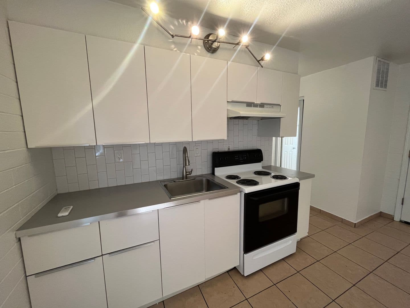 Phoenix Apartment: 901 E. Pierce St.