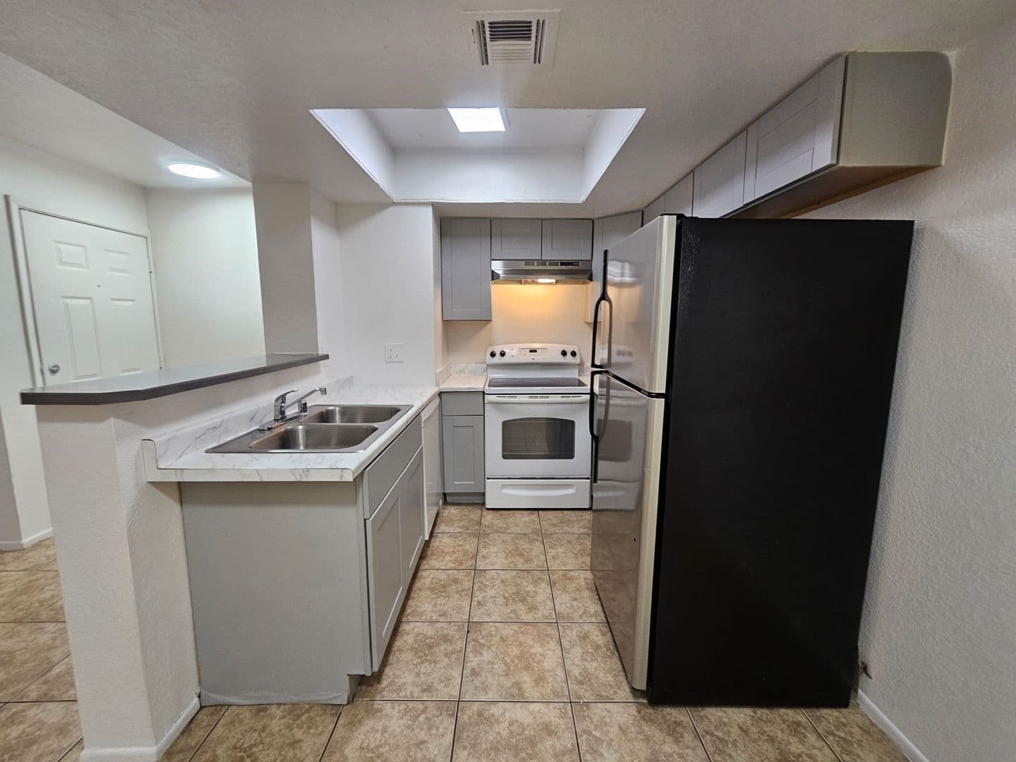 Tempe Apartment: 1370 S. Price Rd.