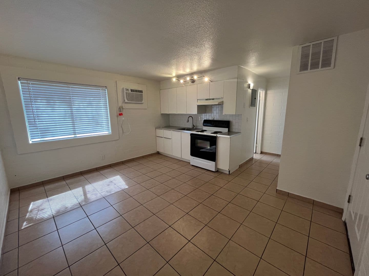 Phoenix Apartment: 901 E. Pierce St.