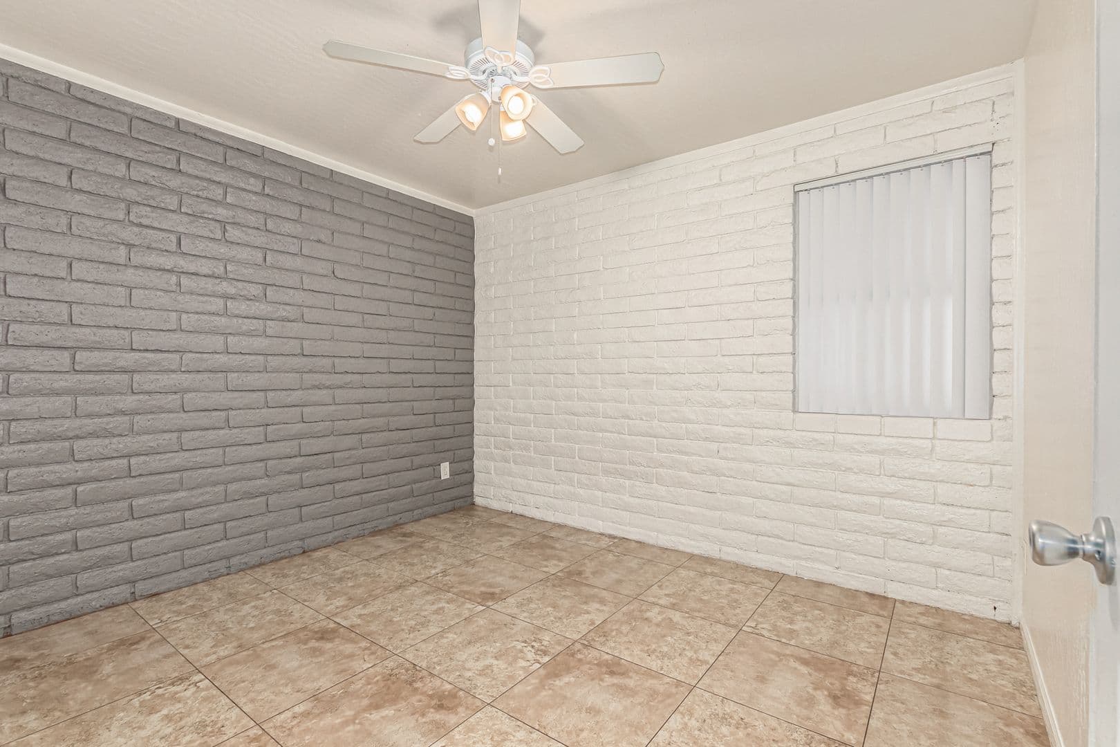 Phoenix Apartment: 3325 E Pinchot Ave