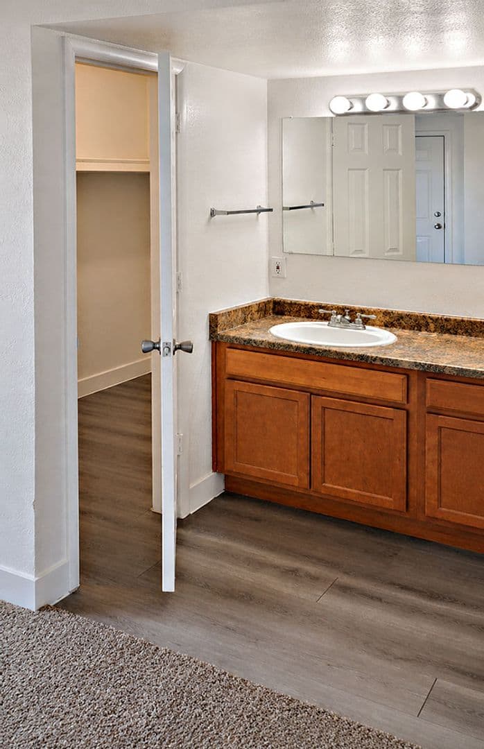 Glendale House: 4828 W. Orangewood Ave #131