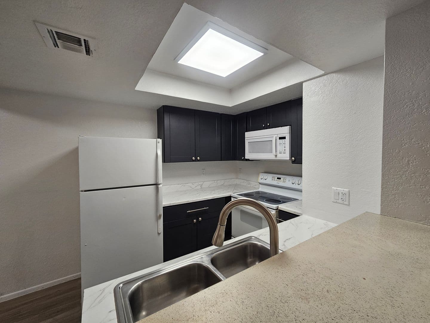 Tempe Apartment: 1370 S. Price Rd.
