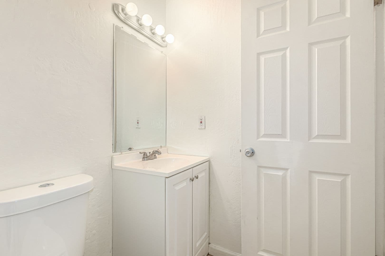 Phoenix Apartment: 3325 E Pinchot Ave