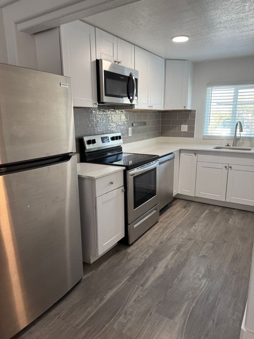 Phoenix Apartment: 929 E. Bethany Home Rd.