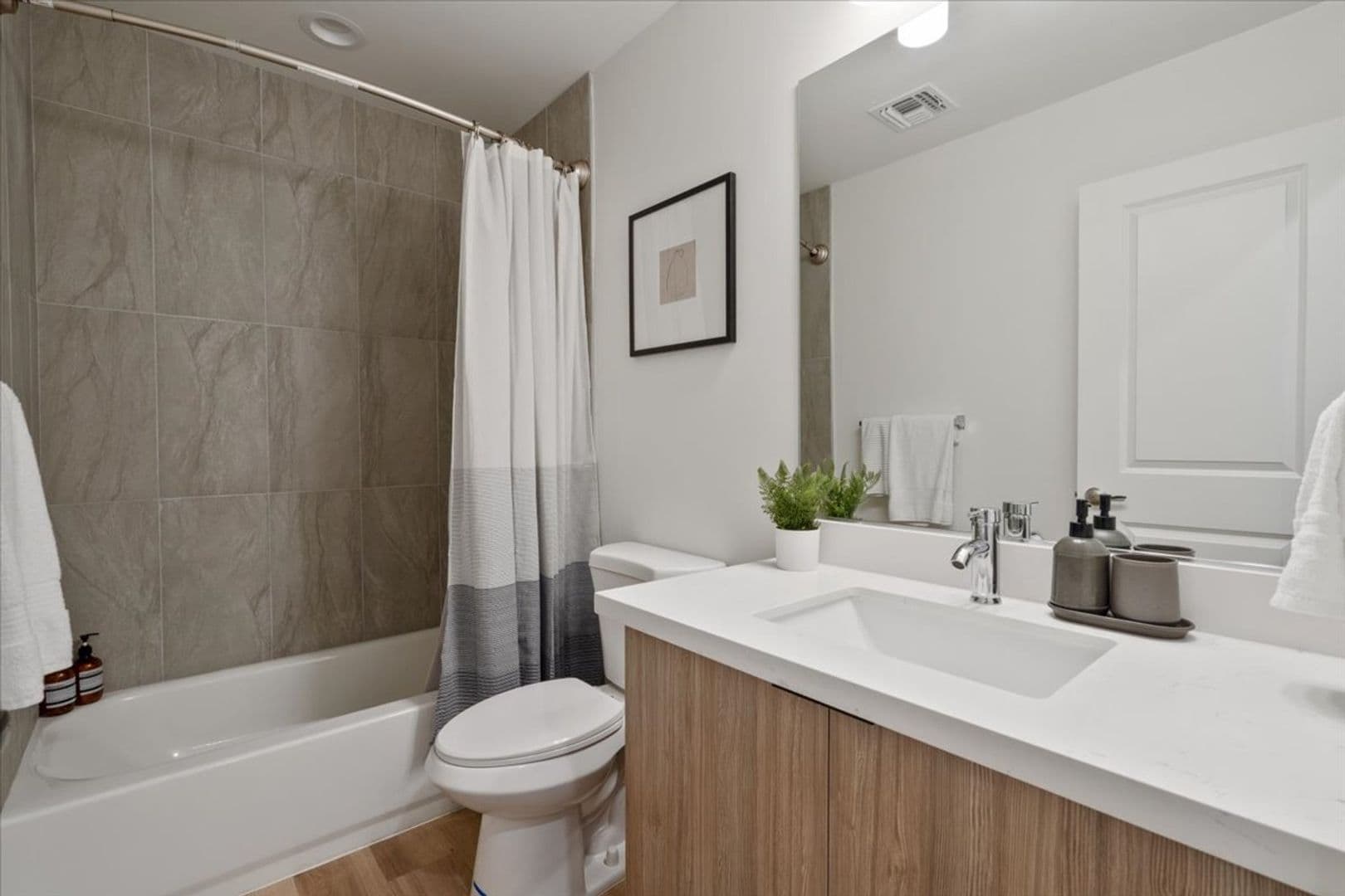 Phoenix Apartment: 1818 W Earll Dr