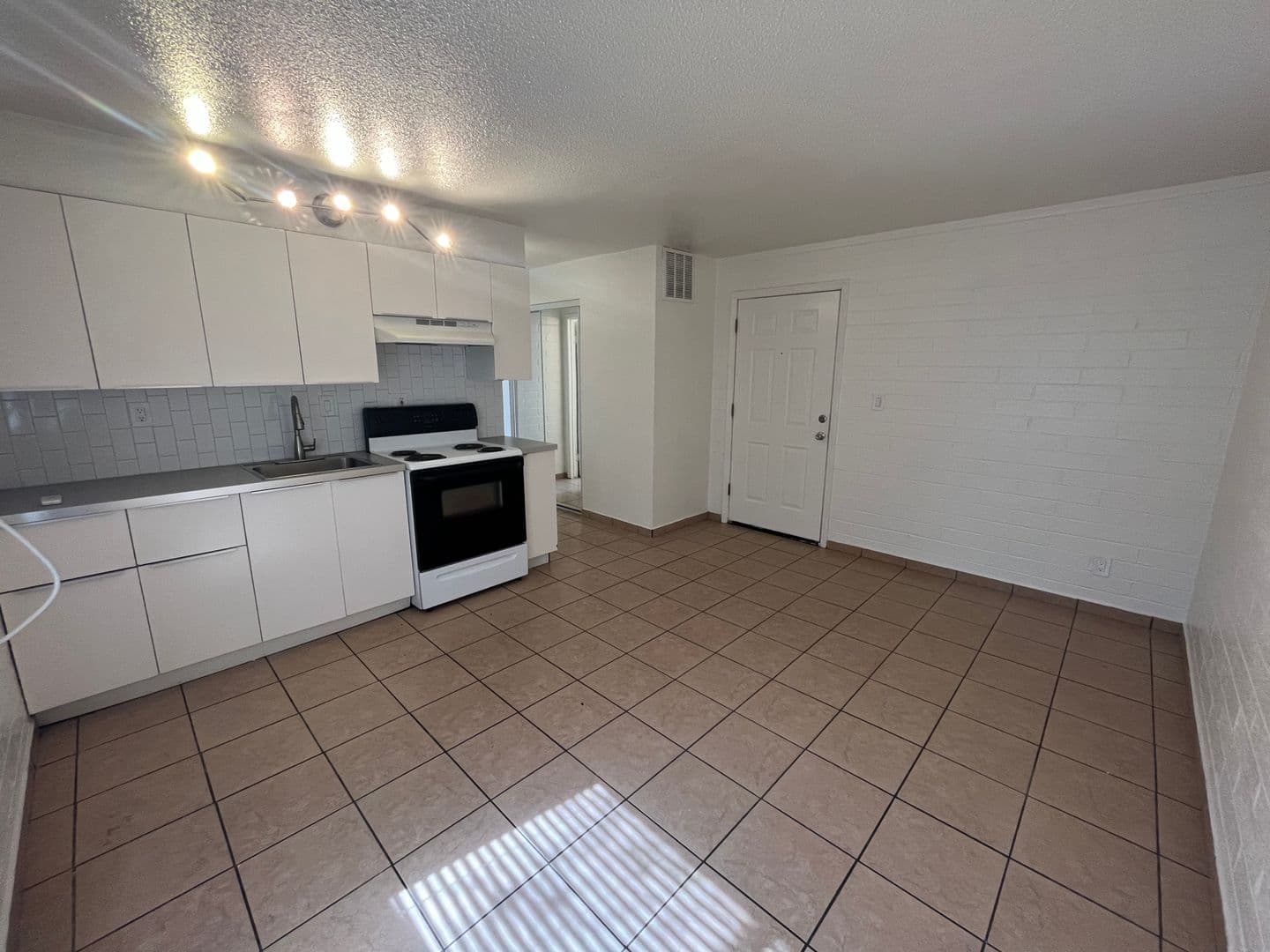 Phoenix Apartment: 901 E. Pierce St.
