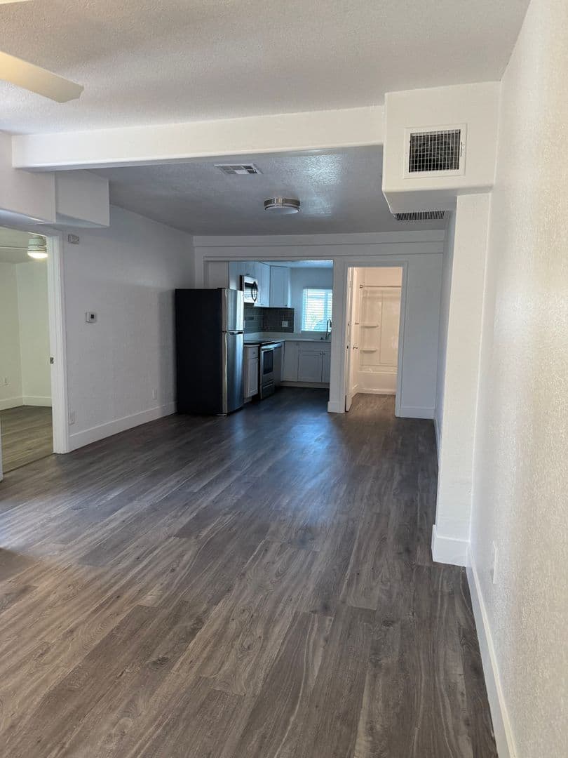 Phoenix Apartment: 929 E. Bethany Home Rd.