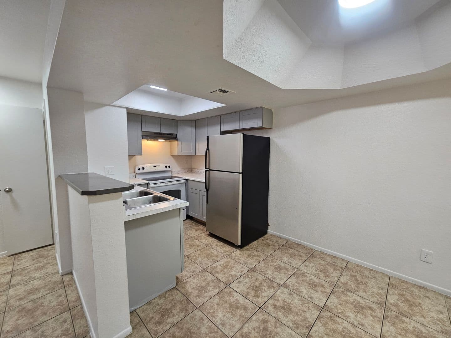 Tempe Apartment: 1370 S. Price Rd.
