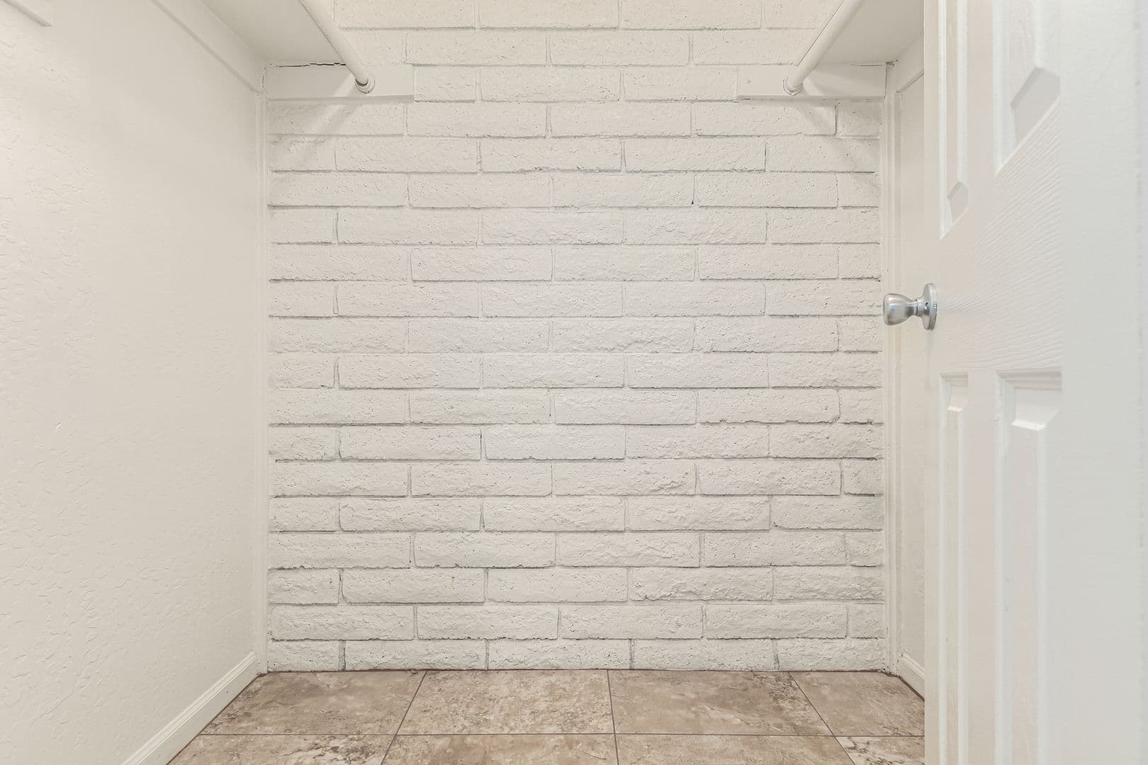 Phoenix Apartment: 3325 E Pinchot Ave