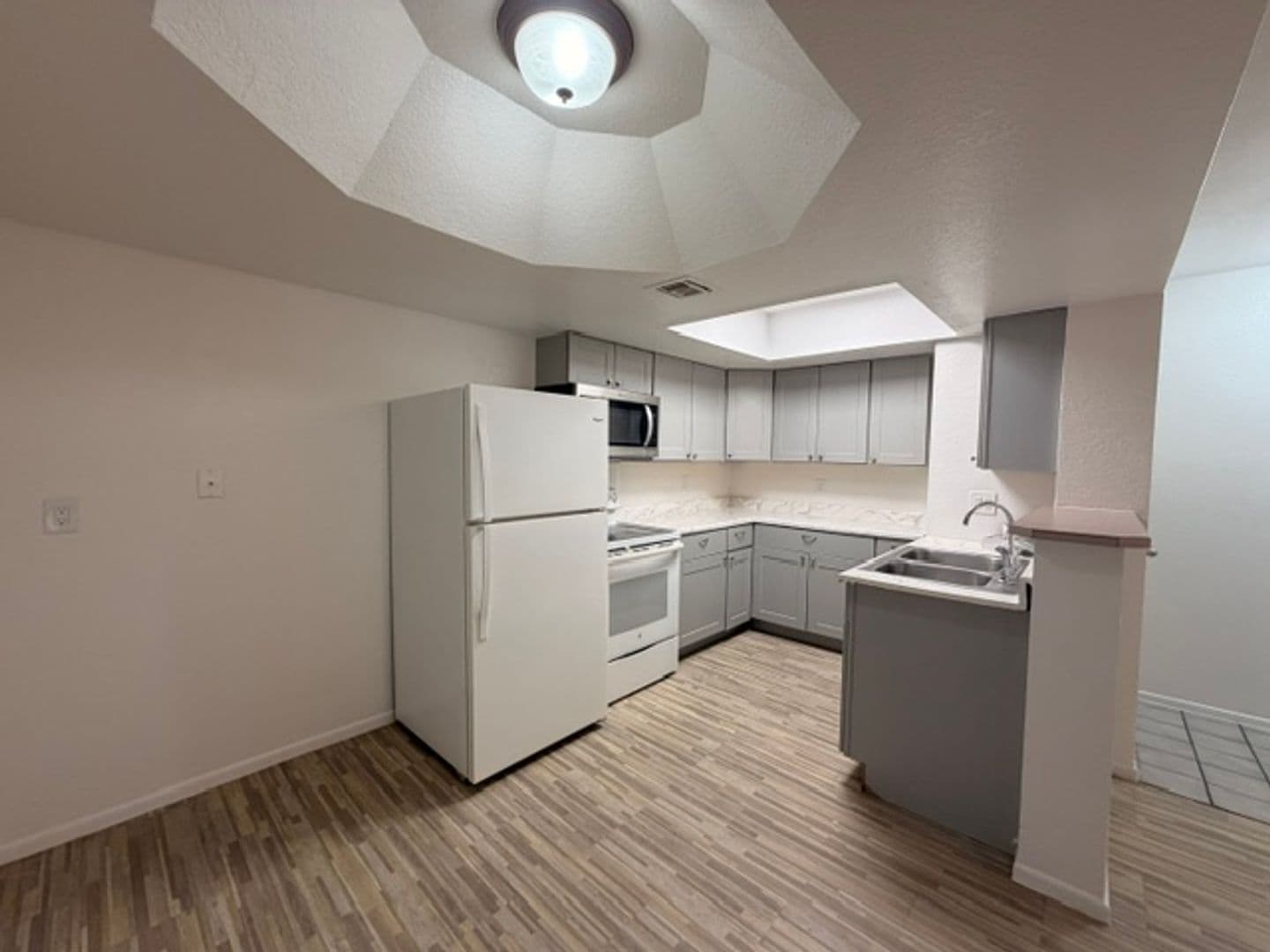 Tempe Apartment: 1370 S. Price Rd.