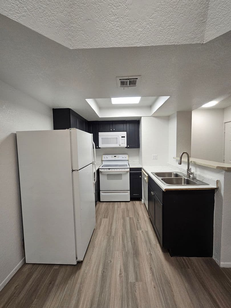 Tempe Apartment: 1370 S. Price Rd.