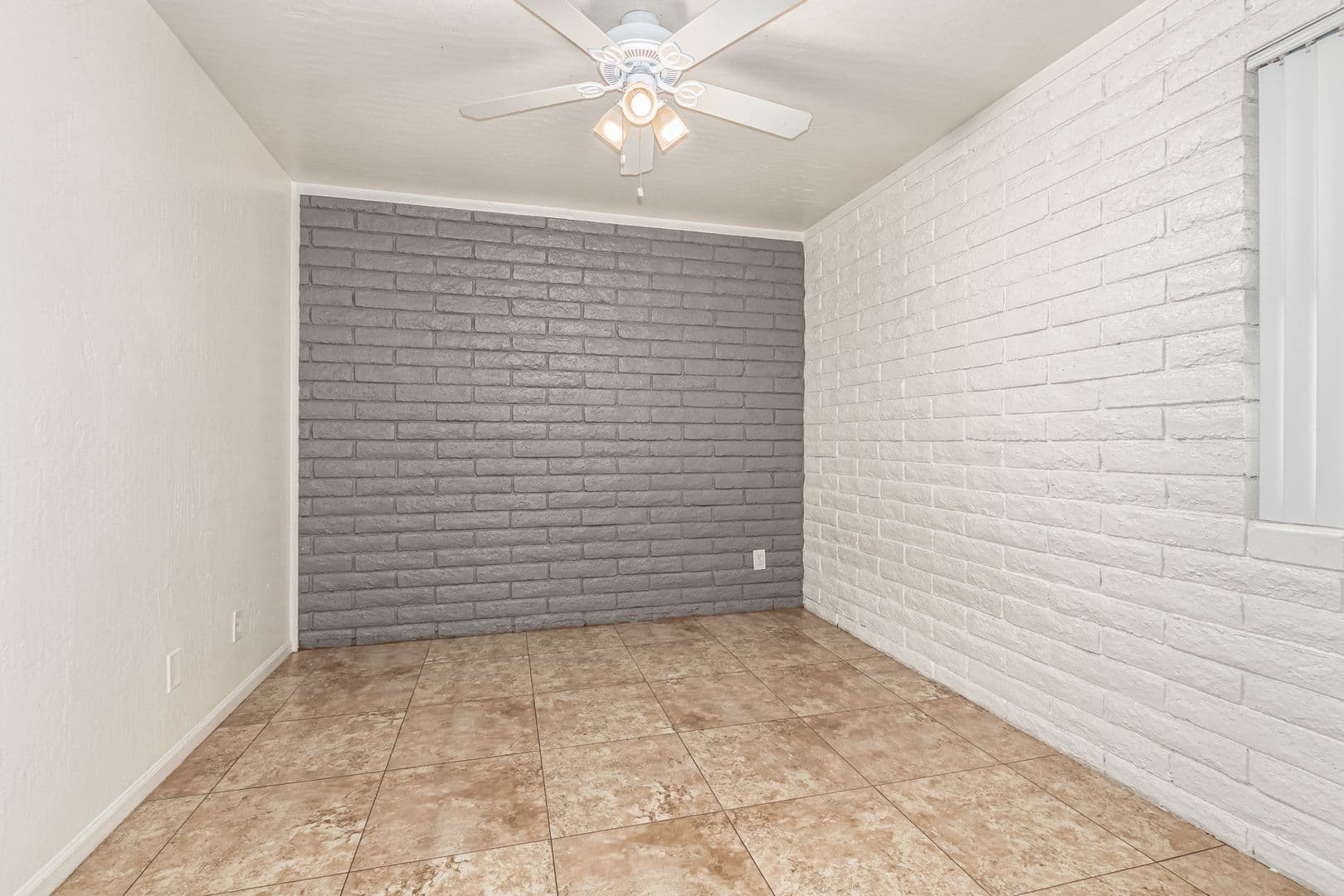 Phoenix Apartment: 3325 E Pinchot Ave