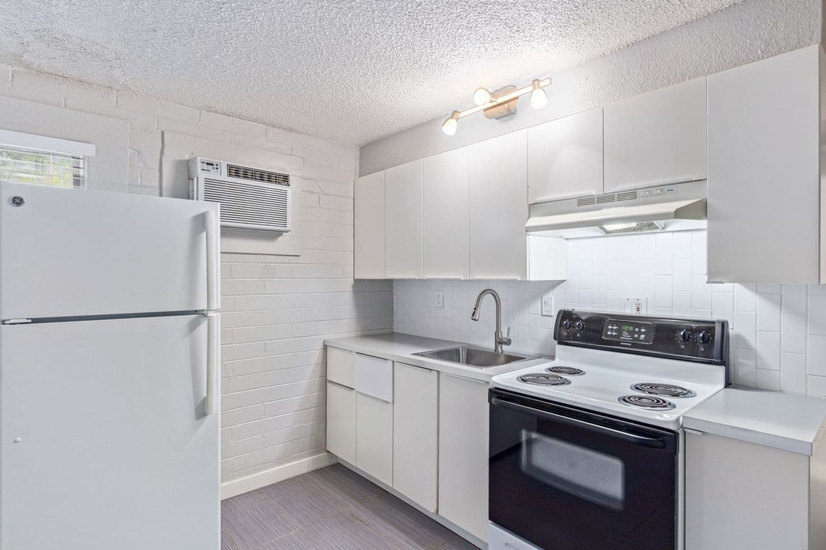 Phoenix Apartment: 901 E. Pierce St.