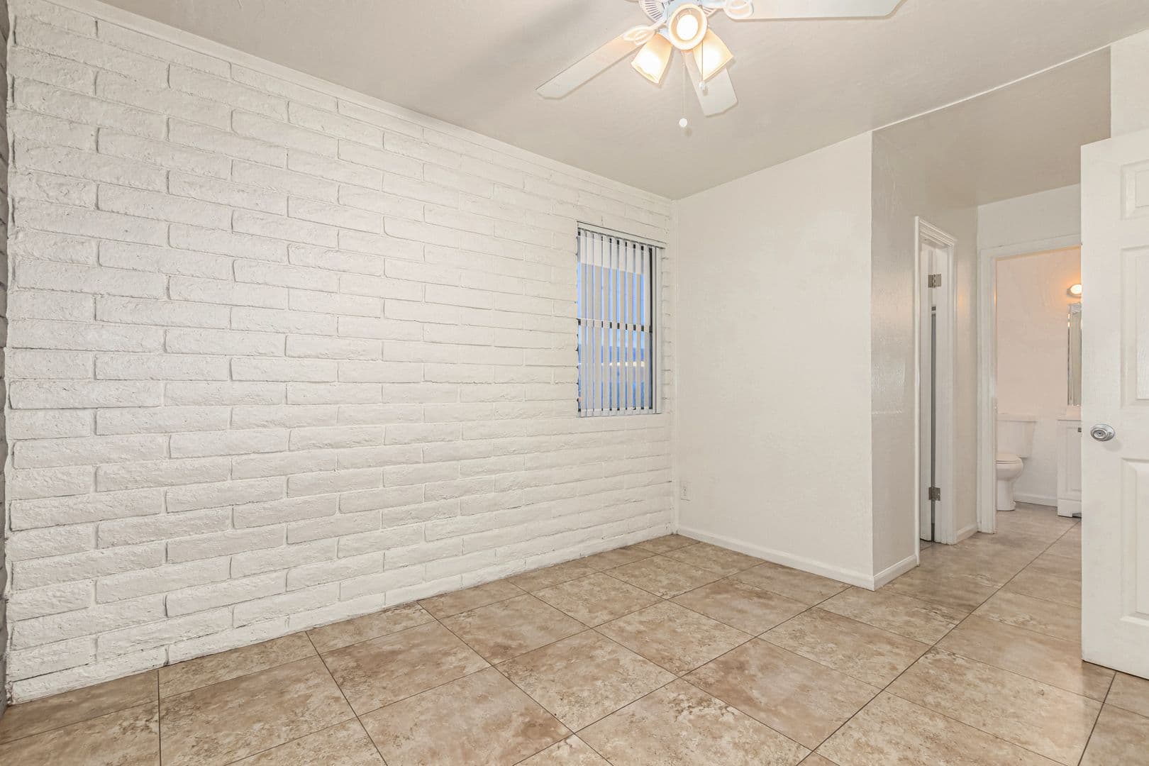 Phoenix Apartment: 3325 E Pinchot Ave