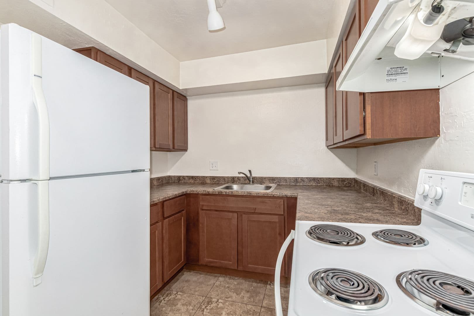 Phoenix Apartment: 3325 E Pinchot Ave