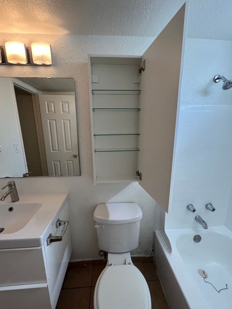 Phoenix Apartment: 901 E. Pierce St.