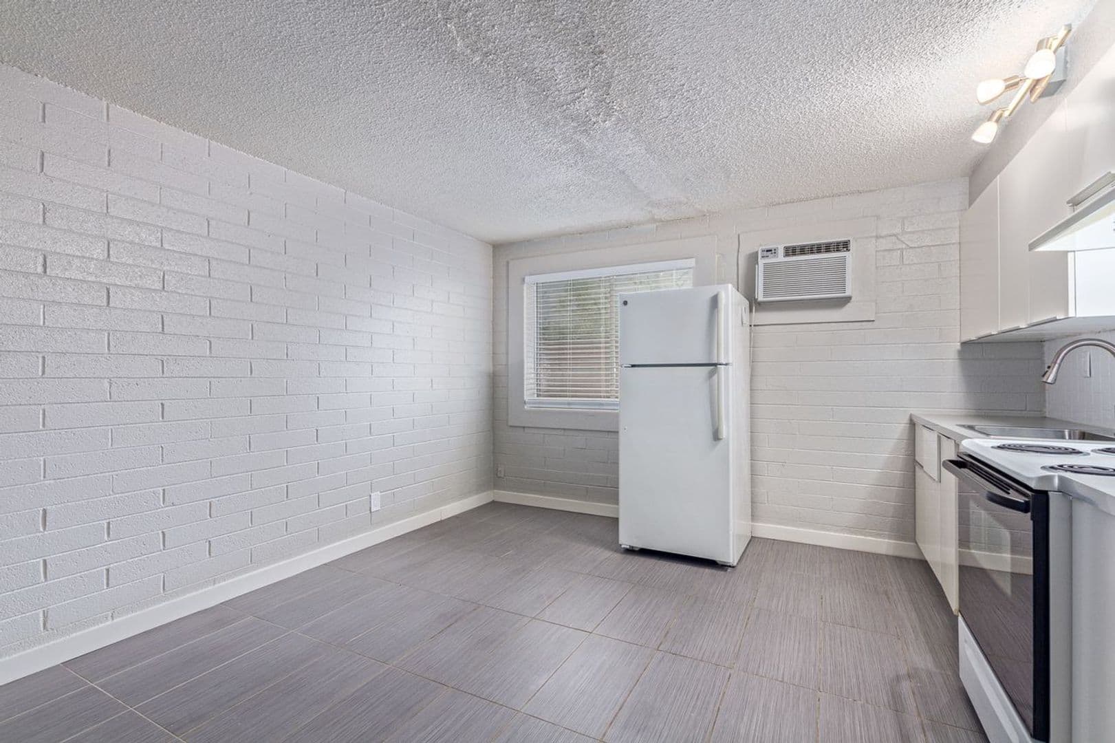 Phoenix Apartment: 901 E. Pierce St.