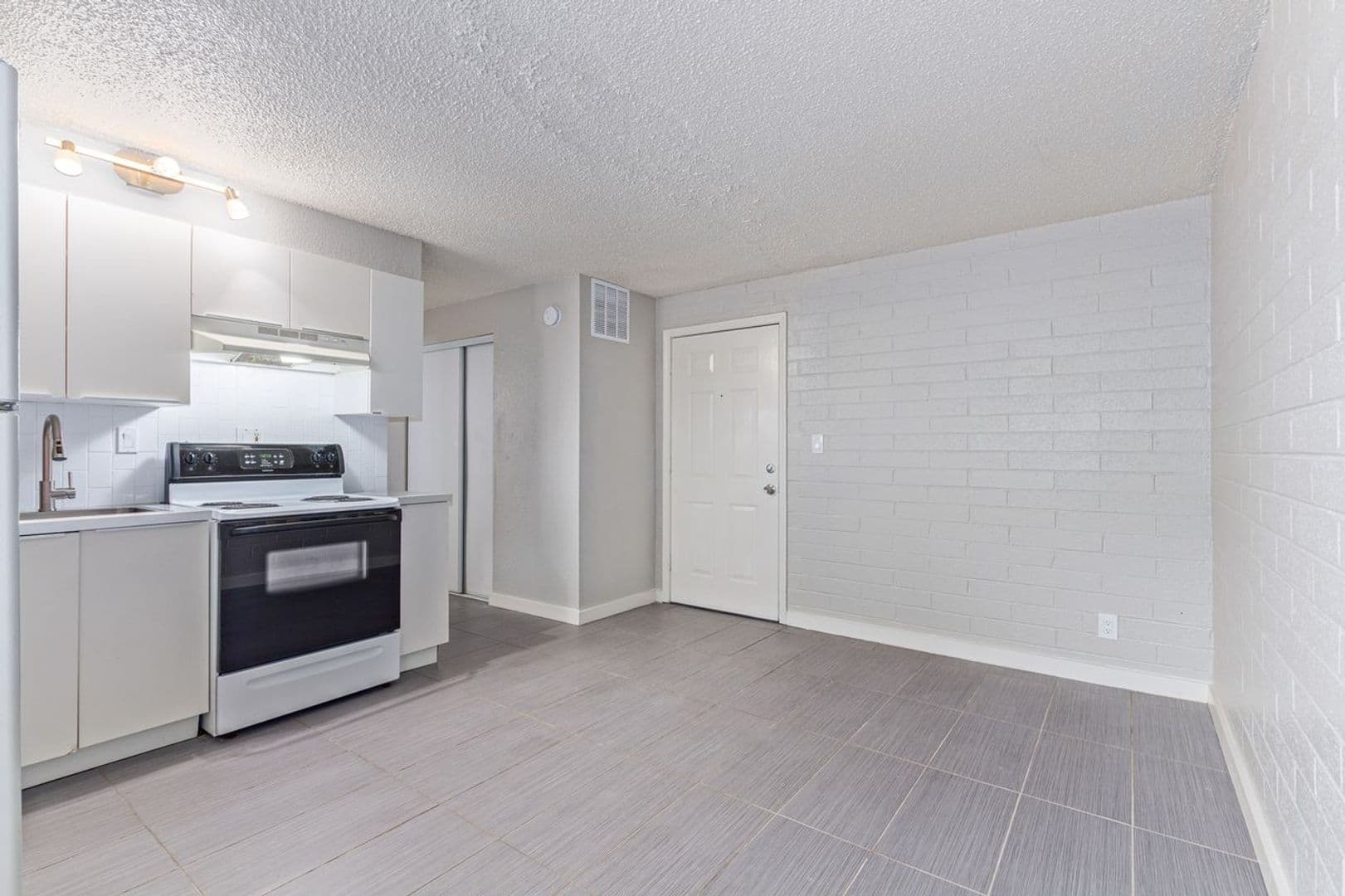 Phoenix Apartment: 901 E. Pierce St.