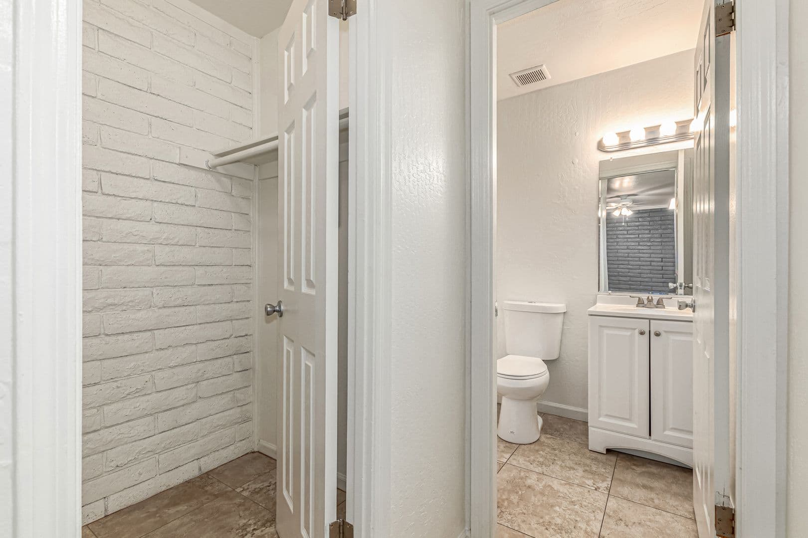 Phoenix Apartment: 3325 E Pinchot Ave