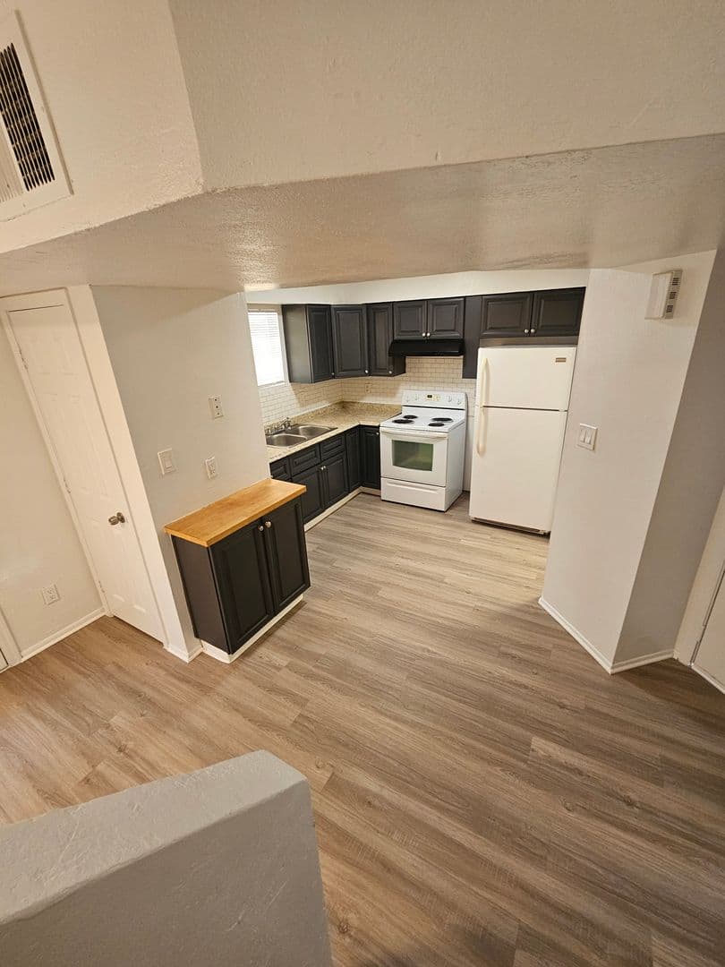 Mesa Apartment: 1715 E. Pepper Circle