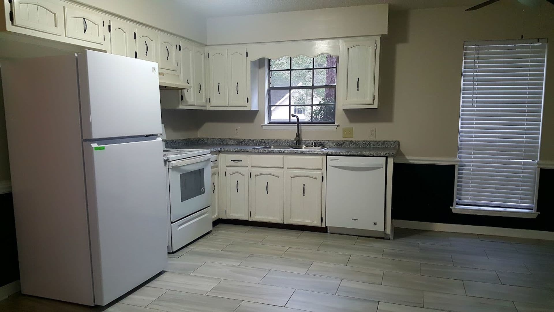 Daphne House: 232 Maplewood Loop