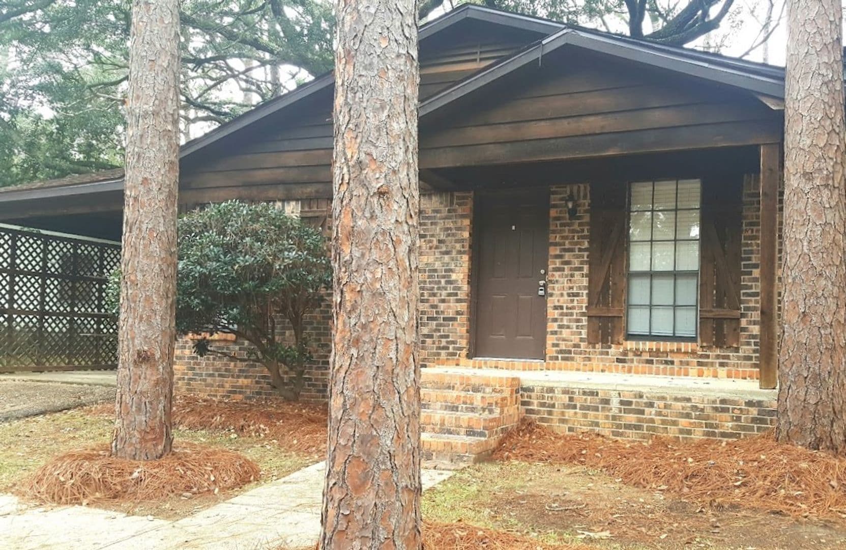 Daphne House: 232 Maplewood Loop