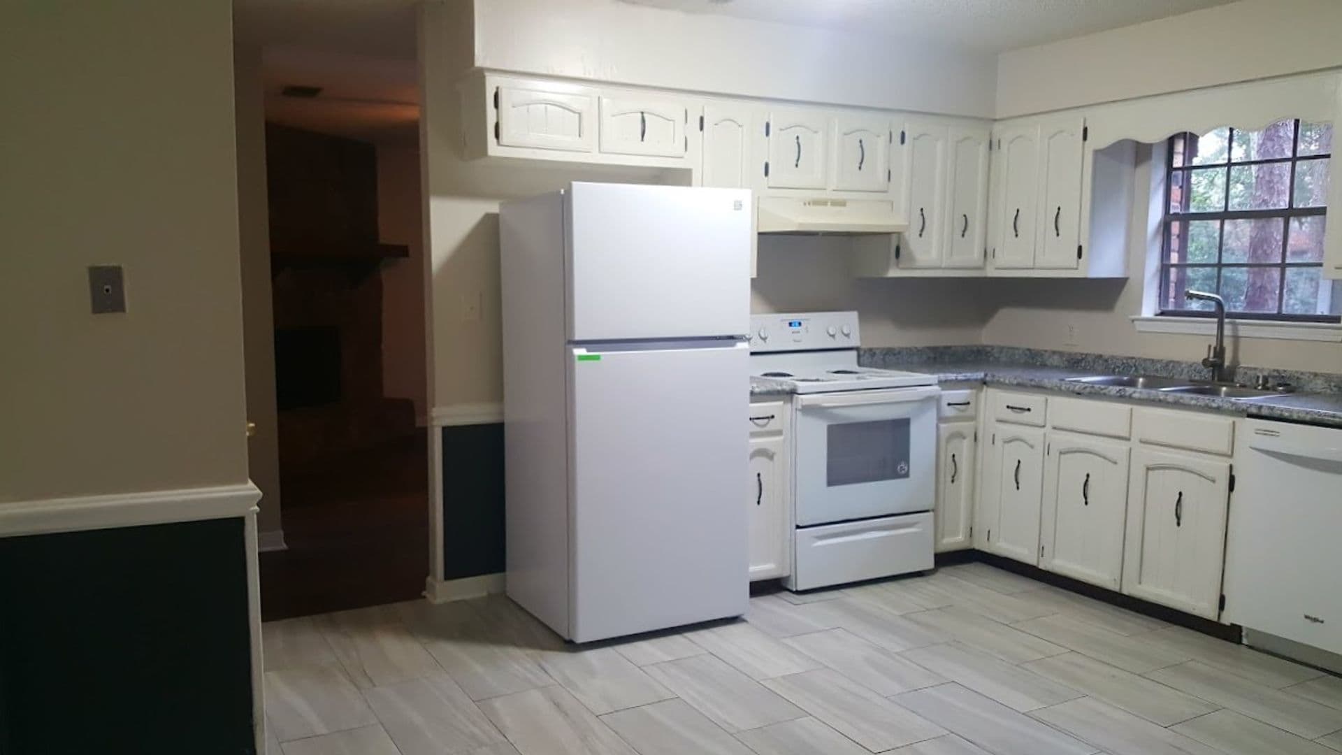 Daphne House: 232 Maplewood Loop