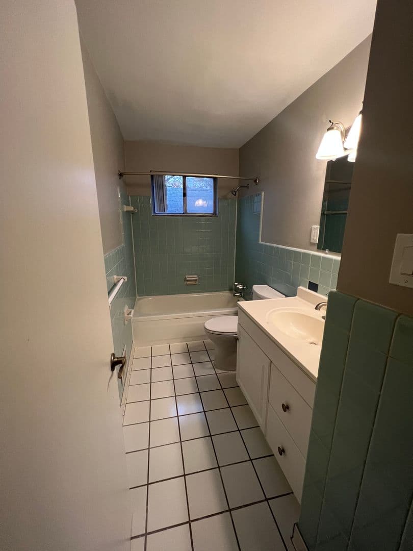 Royal Oak Apartment: 2608 Galpin Ave
