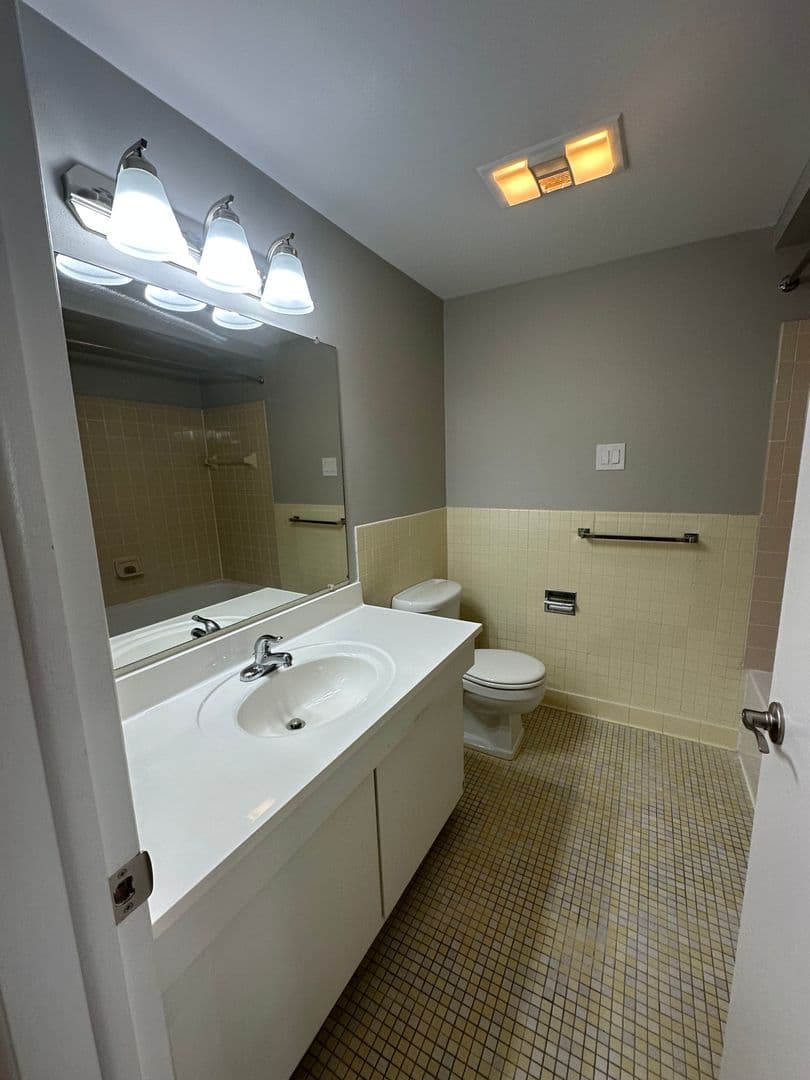 Berkley Apartment: 2200 Berkley Ave