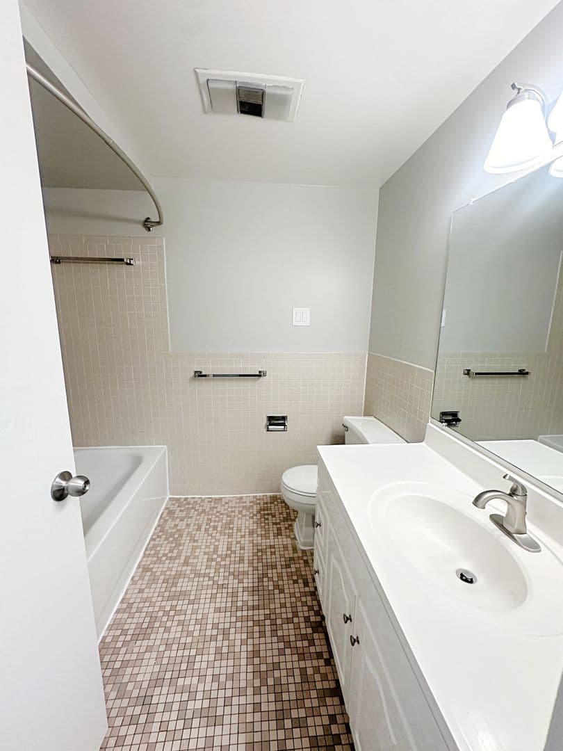 Berkley Apartment: 2200 Berkley Ave