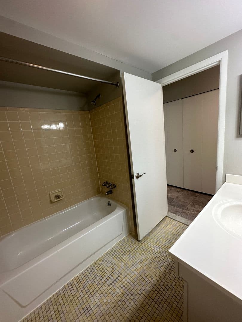 Berkley Apartment: 2200 Berkley Ave