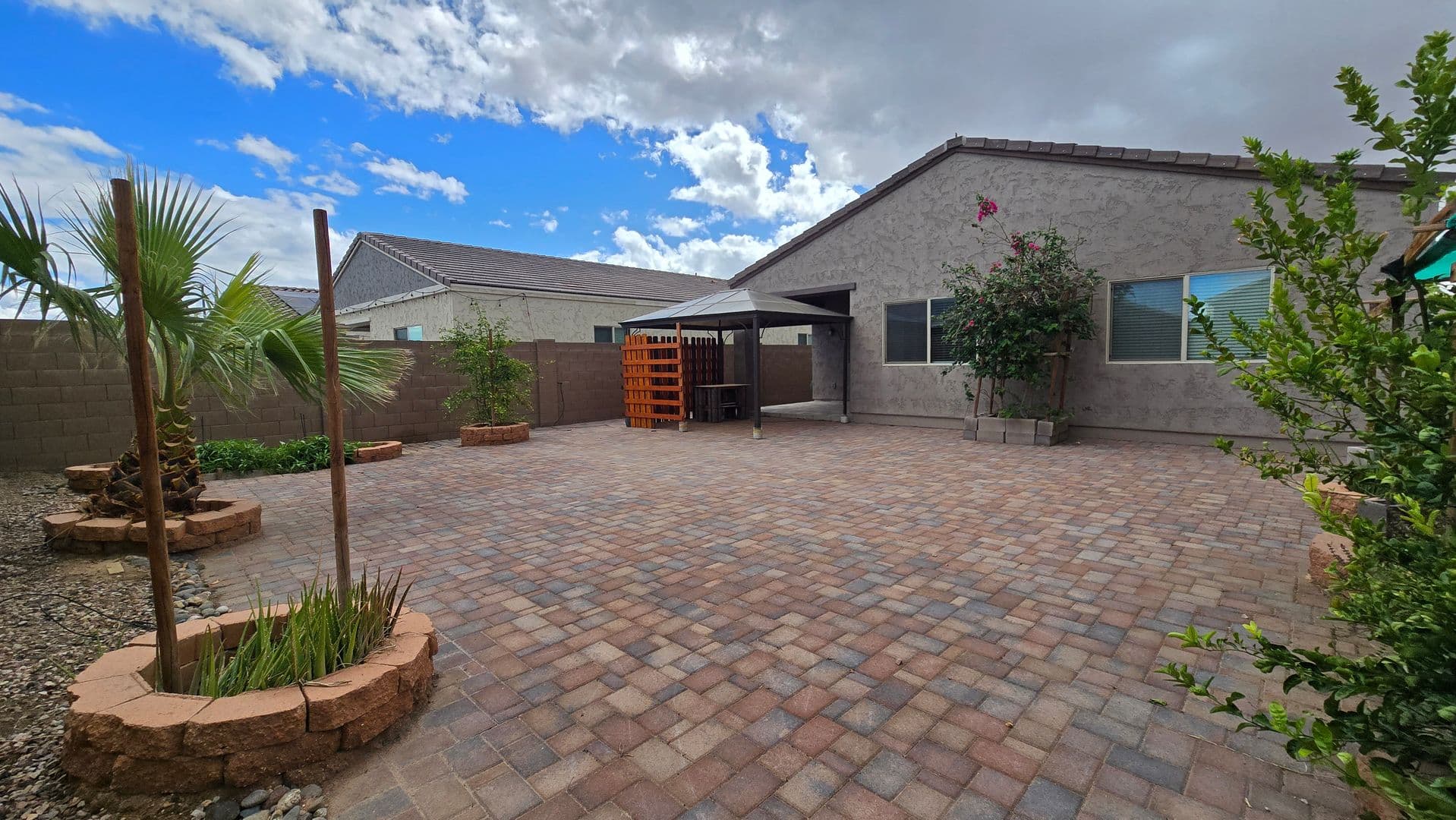 Glendale House: 12736 W Midway Ave