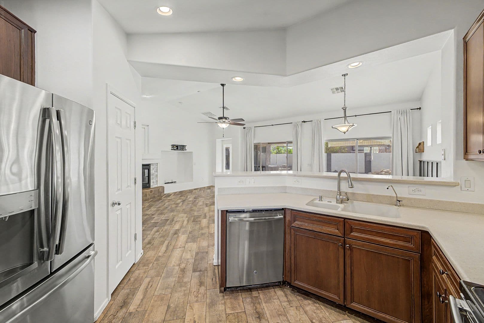 Avondale House: 614 S 111th Dr