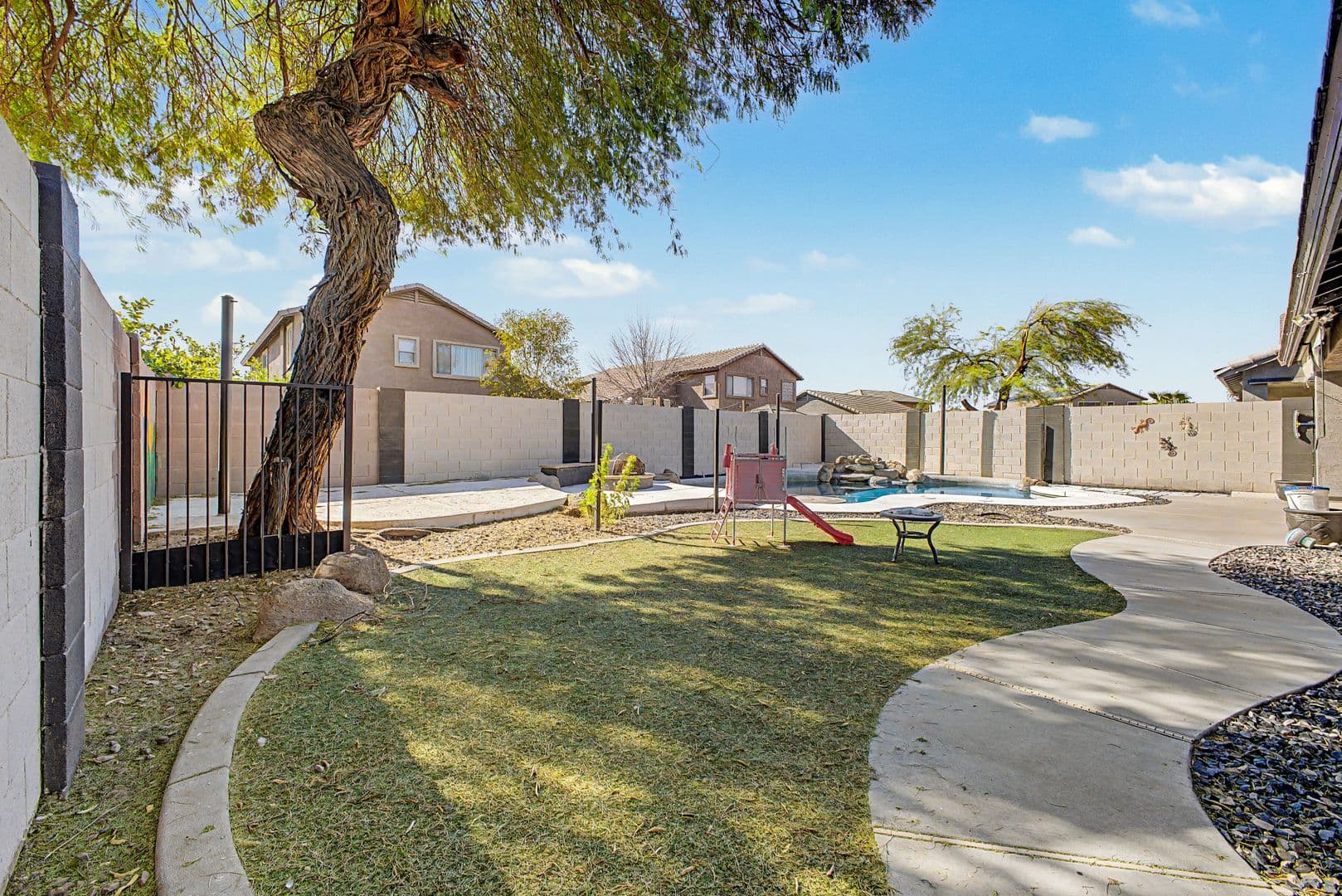 Avondale House: 614 S 111th Dr