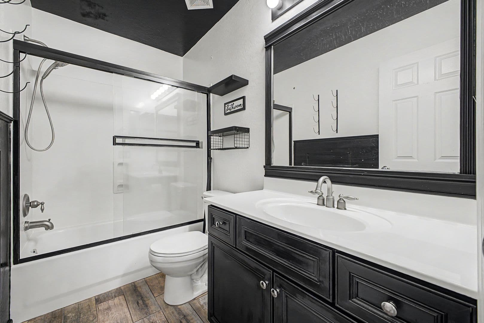 Avondale House: 614 S 111th Dr