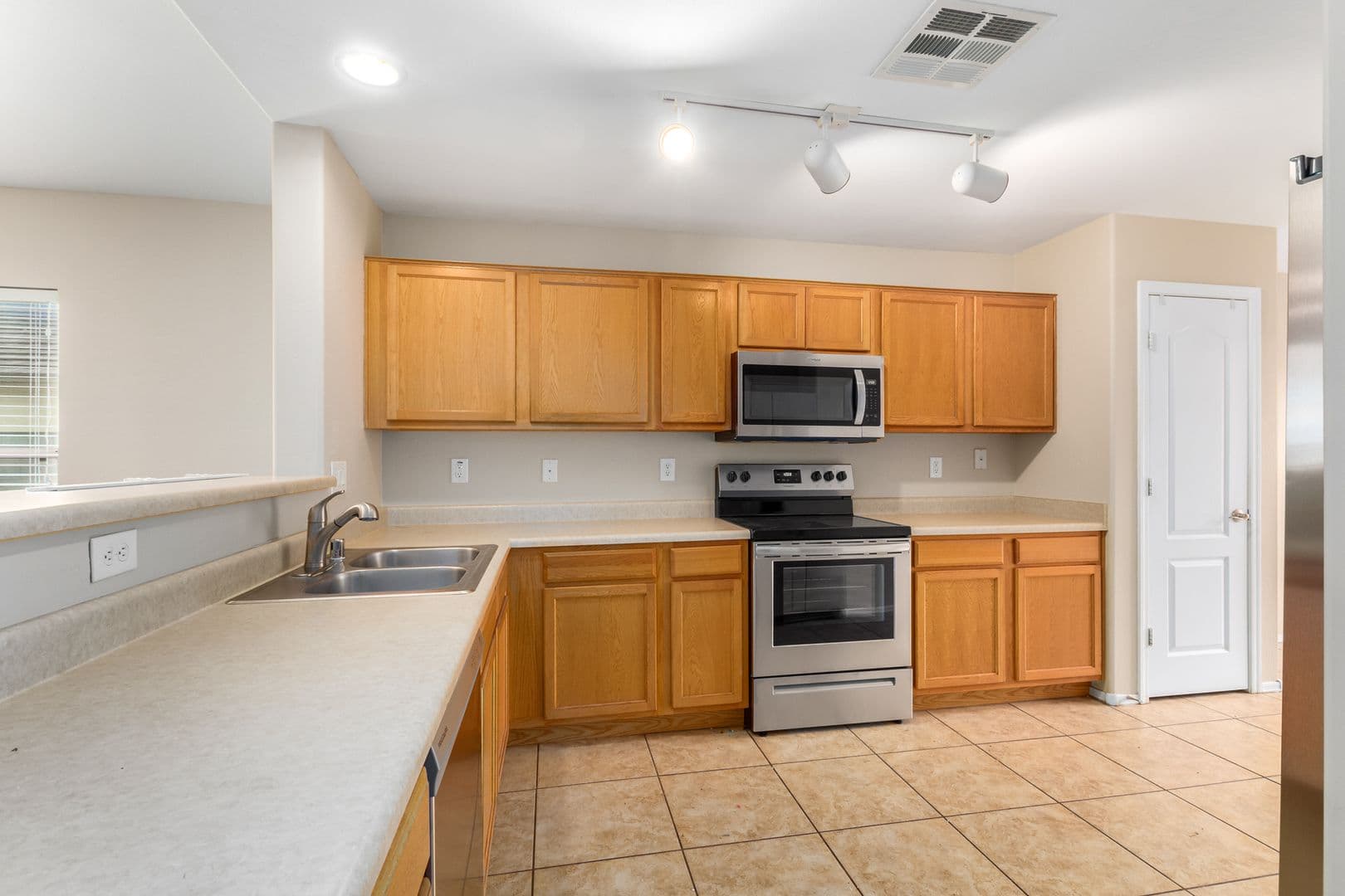 Goodyear House: 946 S 166th Ave