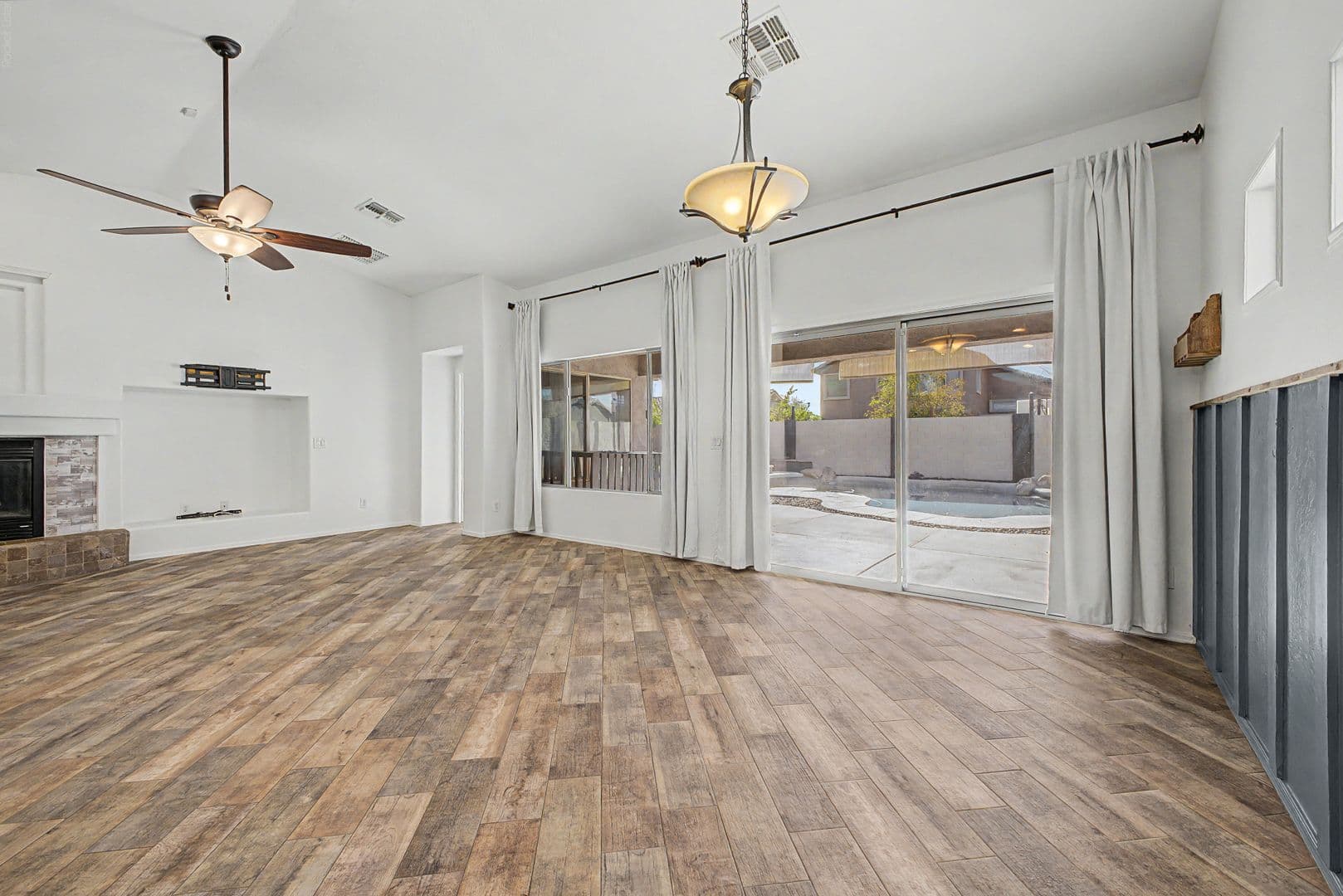Avondale House: 614 S 111th Dr