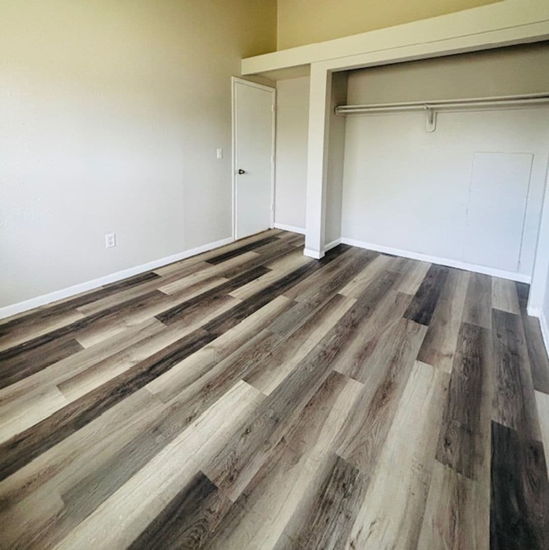 Waterloo Apartment: 405 W Donald St