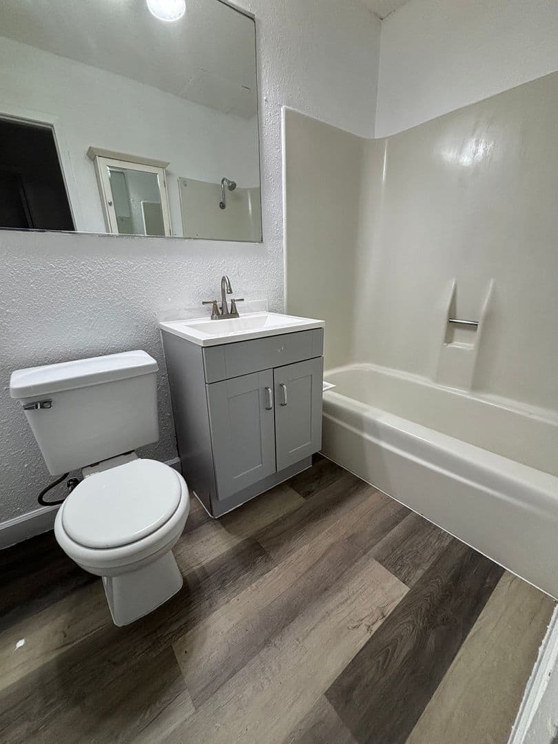 Waterloo Apartment: 405 W Donald St