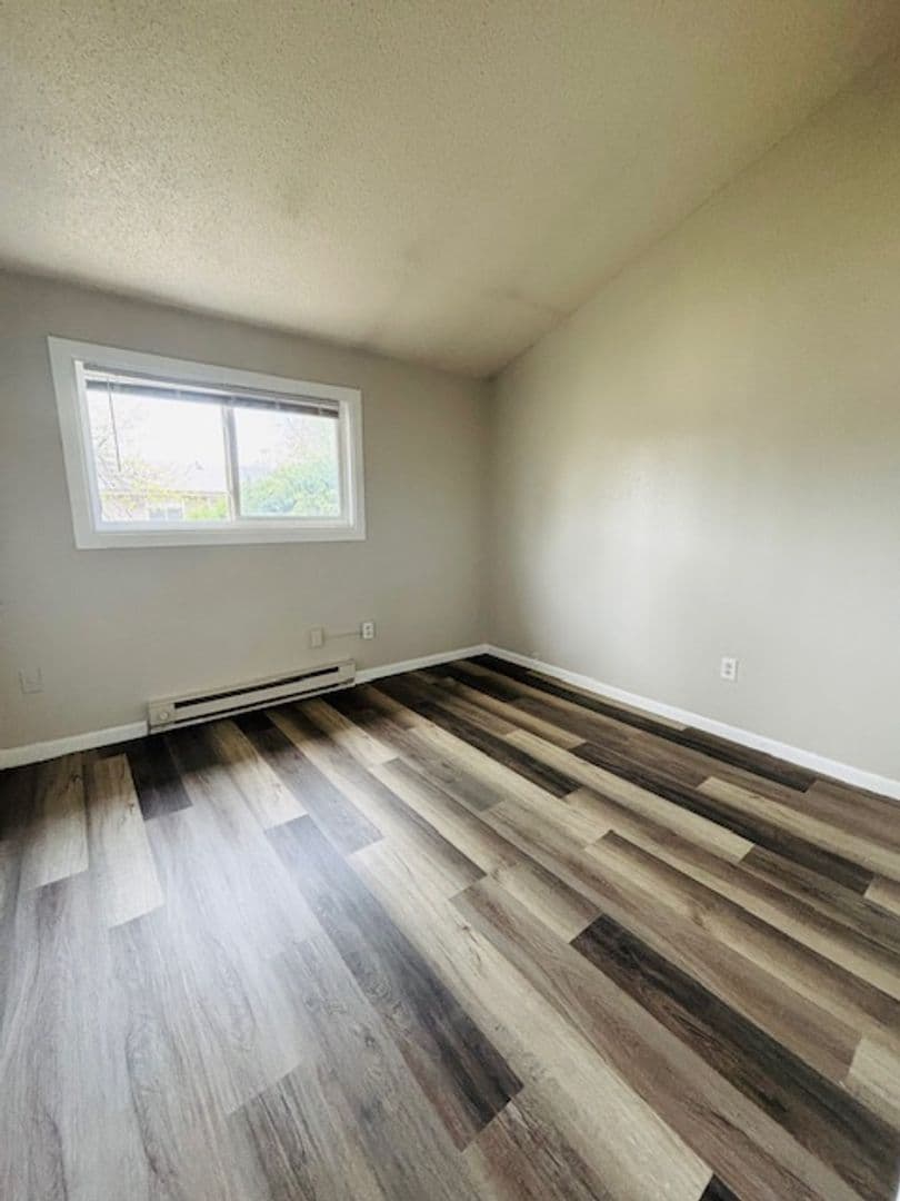 Waterloo Apartment: 405 W Donald St