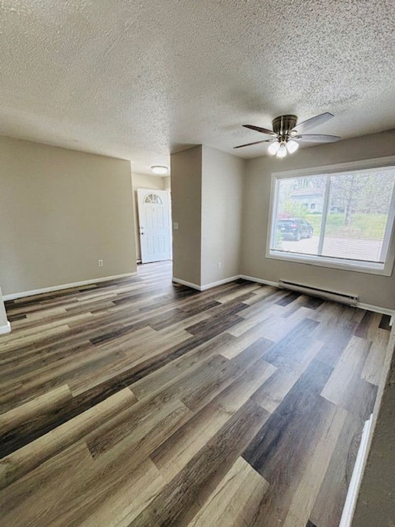 Waterloo Apartment: 405 W Donald St