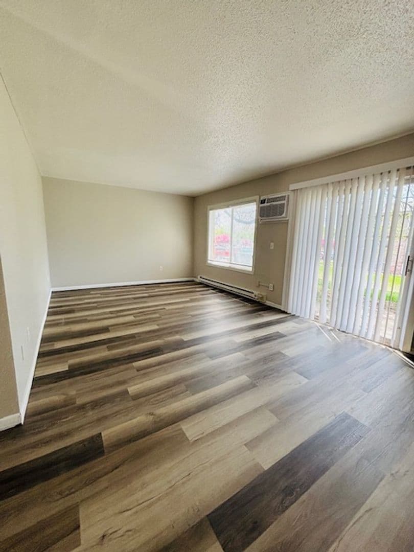 Waterloo Apartment: 405 W Donald St