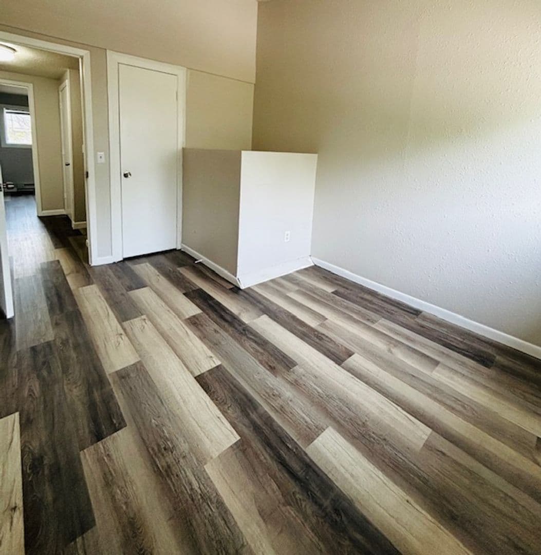 Waterloo Apartment: 405 W Donald St
