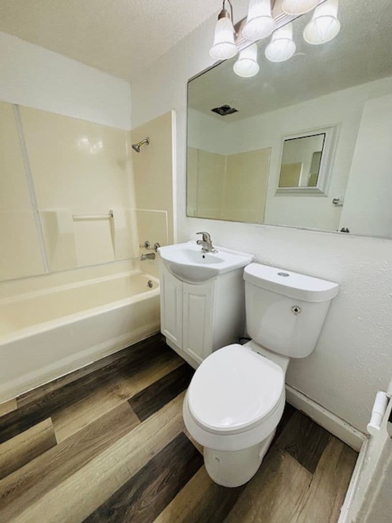Waterloo Apartment: 405 W Donald St